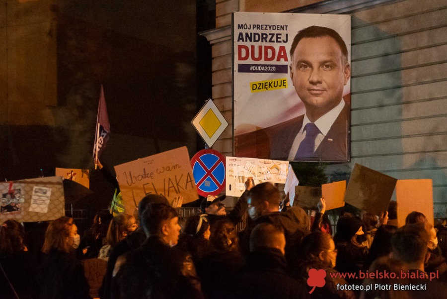 Takich tłumów przed katedrą dawno nie było. Blokada skrzyżowania pod zamkiem - film