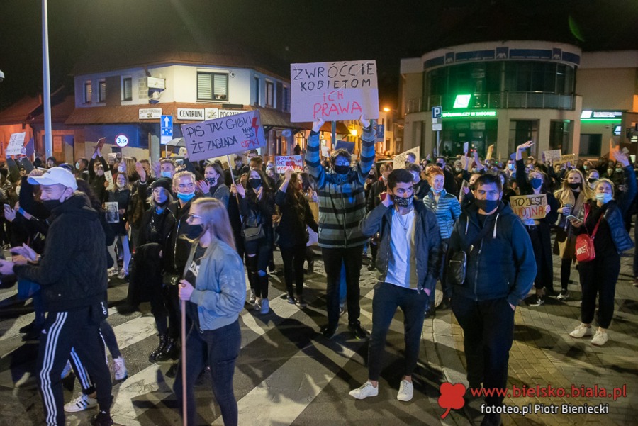 Takich tłumów przed katedrą dawno nie było. Blokada skrzyżowania pod zamkiem - film