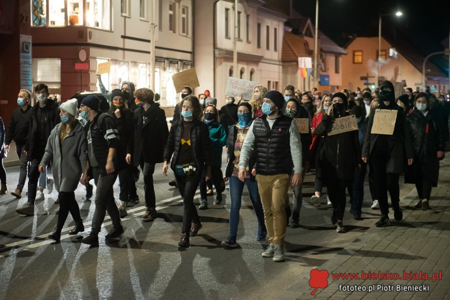 Takich tłumów przed katedrą dawno nie było. Blokada skrzyżowania pod zamkiem - film