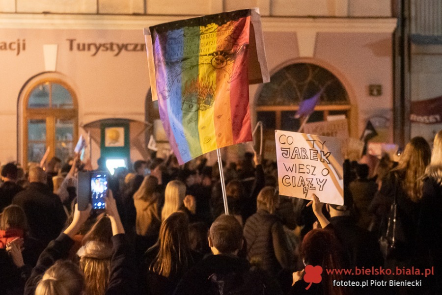Takich tłumów przed katedrą dawno nie było. Blokada skrzyżowania pod zamkiem - film