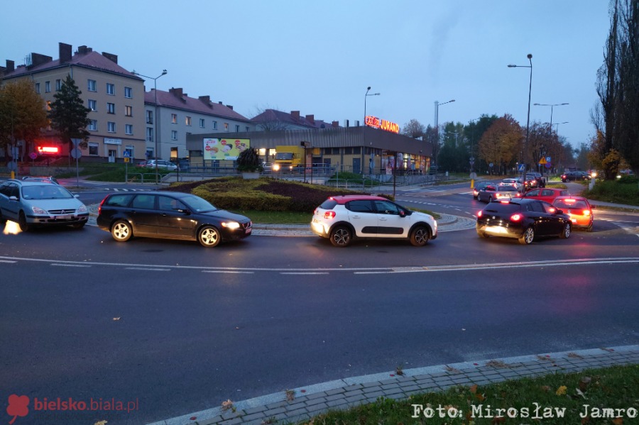 Długa kolejka samochodów do punktu wymazów. Policja pilnie potrzebna - foto