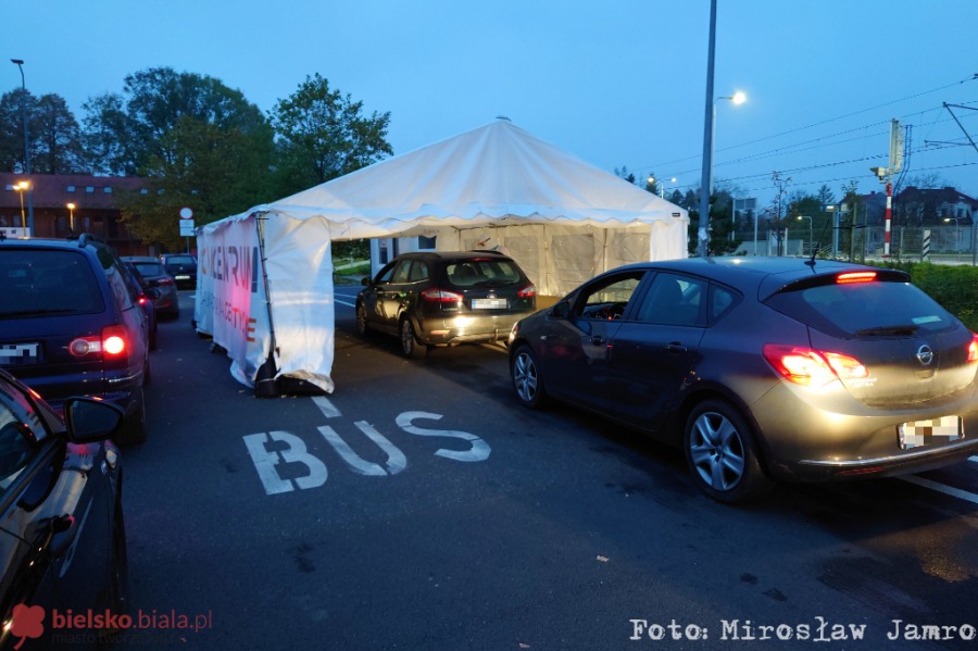 Długa kolejka samochodów do punktu wymazów. Policja pilnie potrzebna - foto