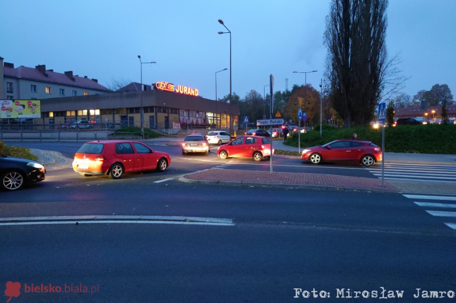 Długa kolejka samochodów do punktu wymazów. Policja pilnie potrzebna - foto