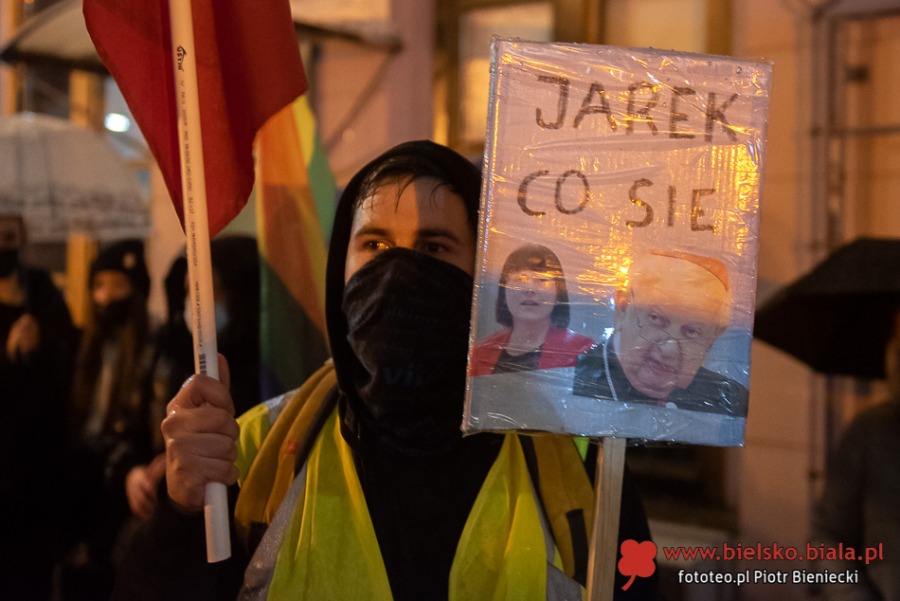 Trwa protest w Bielsku-Białej. Manifestacja w strugach deszczu ZDJĘCIA