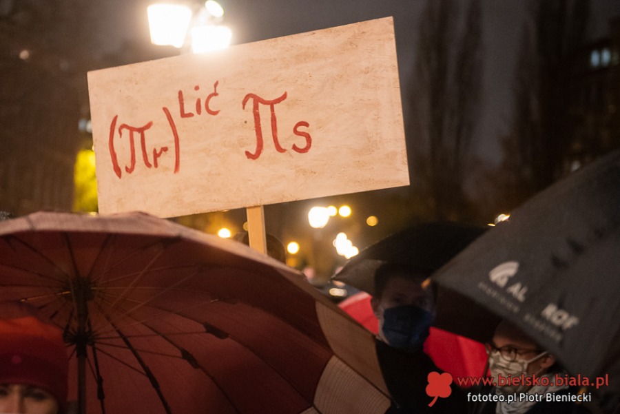 Trwa protest w Bielsku-Białej. Manifestacja w strugach deszczu ZDJĘCIA
