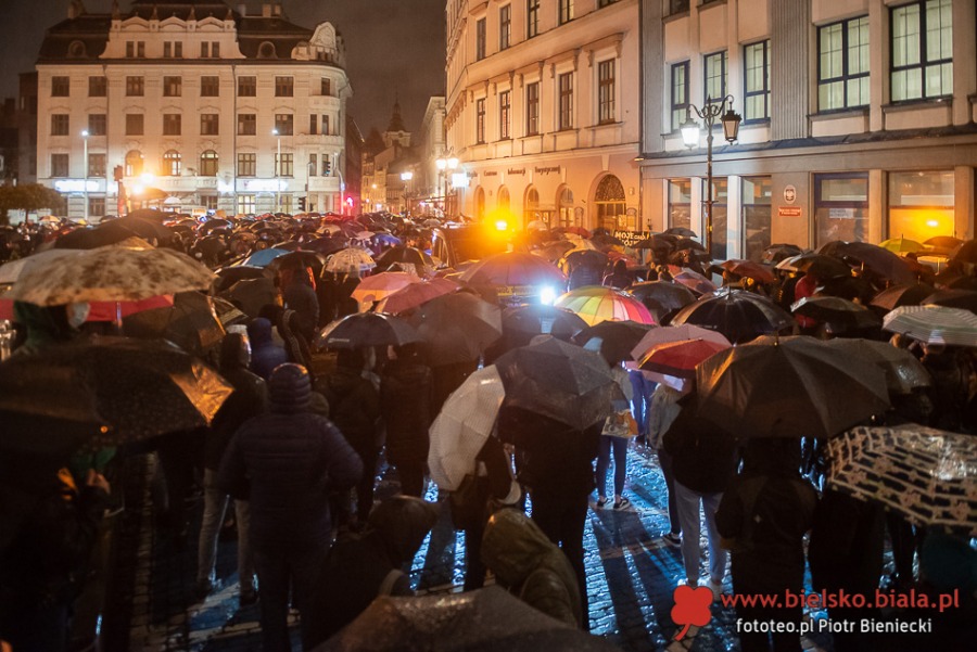 Trwa protest w Bielsku-Białej. Manifestacja w strugach deszczu ZDJĘCIA