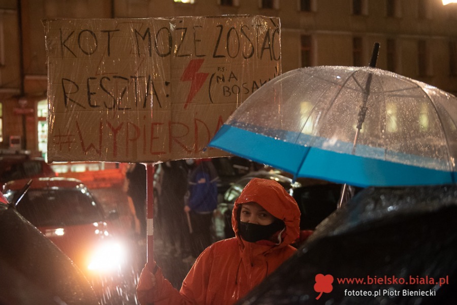 Trwa protest w Bielsku-Białej. Manifestacja w strugach deszczu ZDJĘCIA