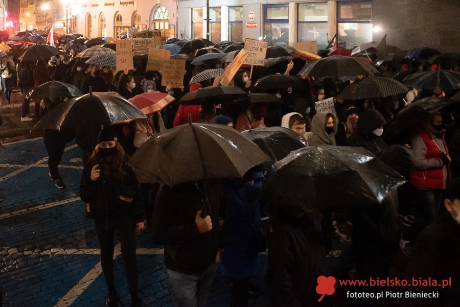 Trwa protest w Bielsku-Białej. Manifestacja w strugach deszczu ZDJĘCIA