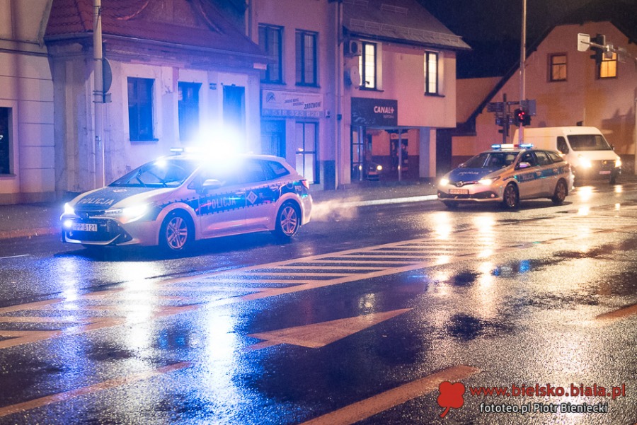 Trwa protest w Bielsku-Białej. Manifestacja w strugach deszczu ZDJĘCIA