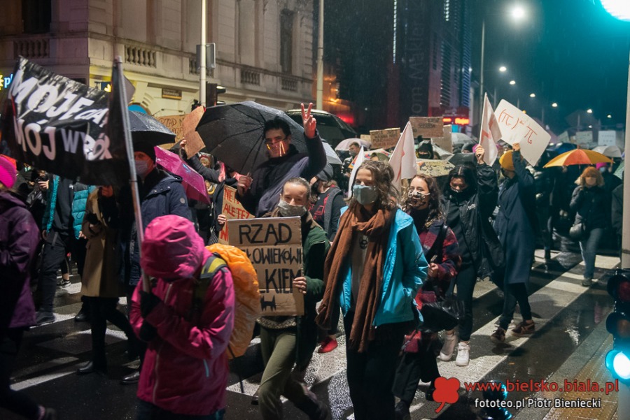 Trwa protest w Bielsku-Białej. Manifestacja w strugach deszczu ZDJĘCIA