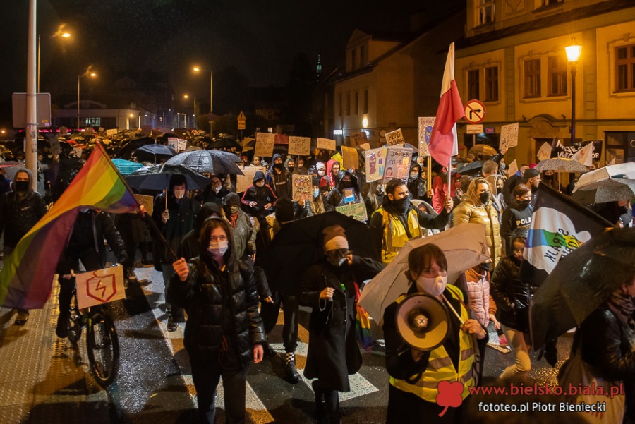 Trwa protest w Bielsku-Białej. Manifestacja w strugach deszczu ZDJĘCIA
