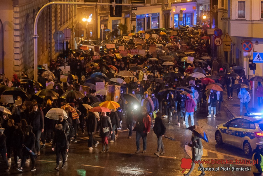 Trwa protest w Bielsku-Białej. Manifestacja w strugach deszczu ZDJĘCIA