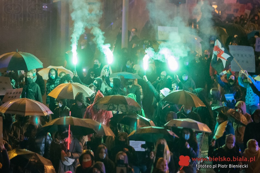 Trwa protest w Bielsku-Białej. Manifestacja w strugach deszczu ZDJĘCIA