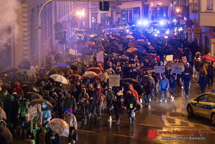 Trwa protest w Bielsku-Białej. Manifestacja w strugach deszczu ZDJĘCIA