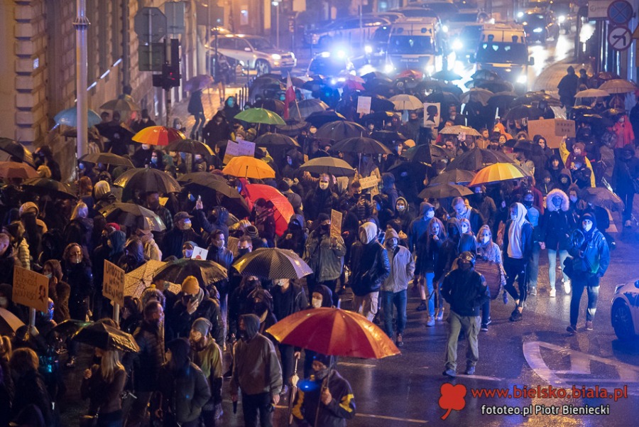 Trwa protest w Bielsku-Białej. Manifestacja w strugach deszczu ZDJĘCIA