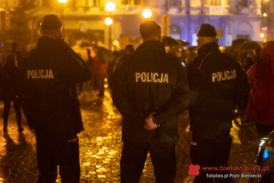 Trwa protest w Bielsku-Białej. Manifestacja w strugach deszczu ZDJĘCIA