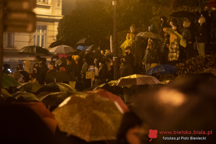 Trwa protest w Bielsku-Białej. Manifestacja w strugach deszczu ZDJĘCIA