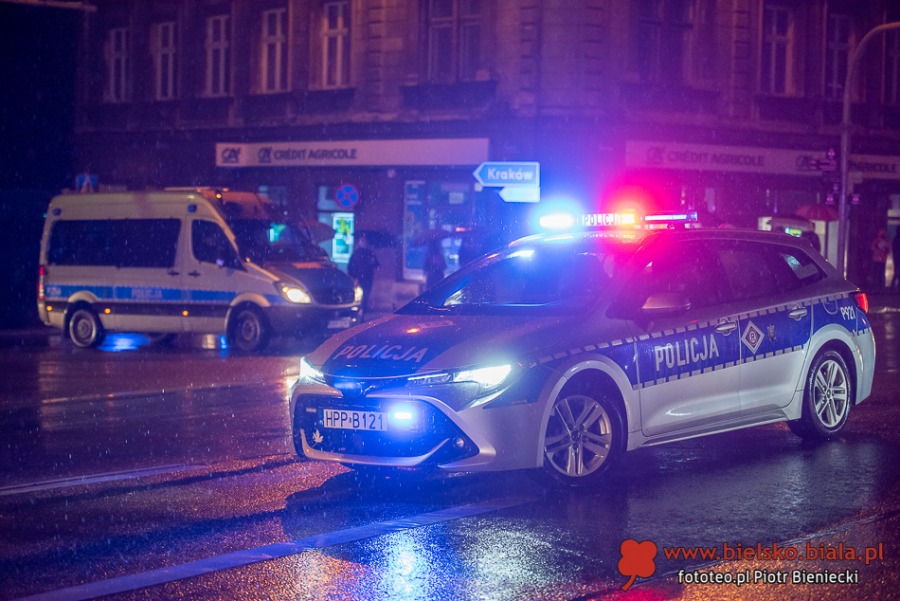 Trwa protest w Bielsku-Białej. Manifestacja w strugach deszczu ZDJĘCIA