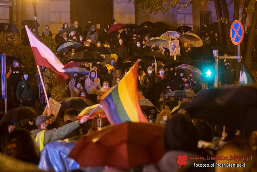 Trwa protest w Bielsku-Białej. Manifestacja w strugach deszczu ZDJĘCIA