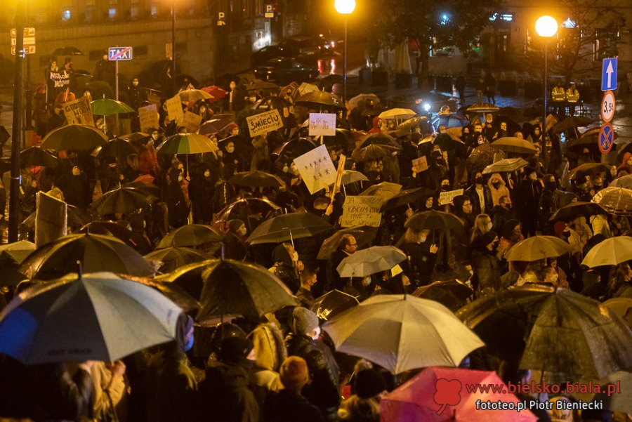 Trwa protest w Bielsku-Białej. Manifestacja w strugach deszczu ZDJĘCIA