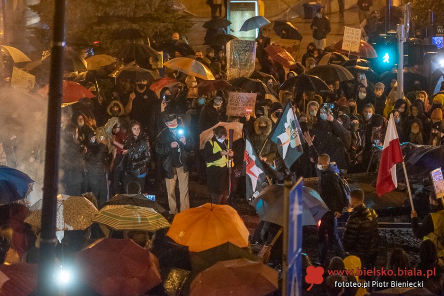 Trwa protest w Bielsku-Białej. Manifestacja w strugach deszczu ZDJĘCIA