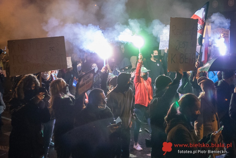 Trwa protest w Bielsku-Białej. Manifestacja w strugach deszczu ZDJĘCIA