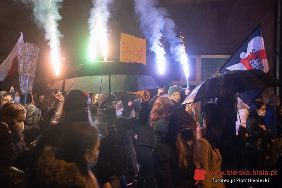 Trwa protest w Bielsku-Białej. Manifestacja w strugach deszczu ZDJĘCIA