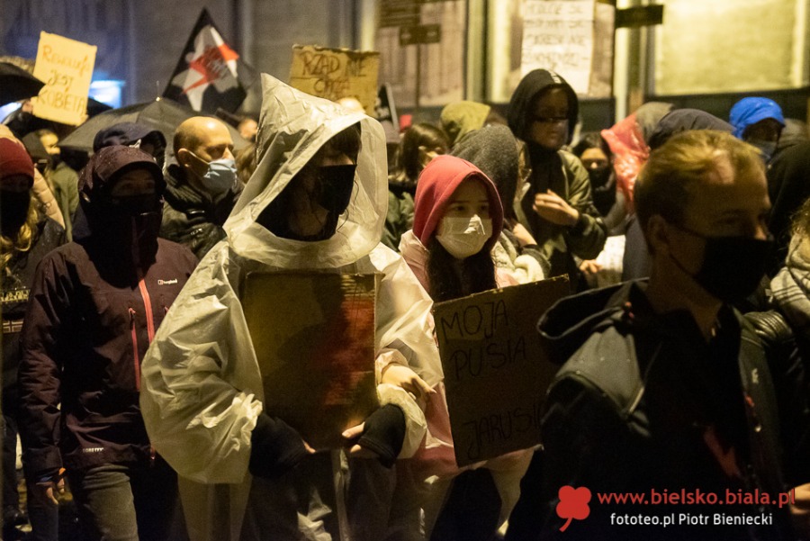Trwa protest w Bielsku-Białej. Manifestacja w strugach deszczu ZDJĘCIA