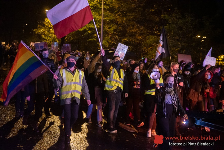 Trwa protest w Bielsku-Białej. Manifestacja w strugach deszczu ZDJĘCIA