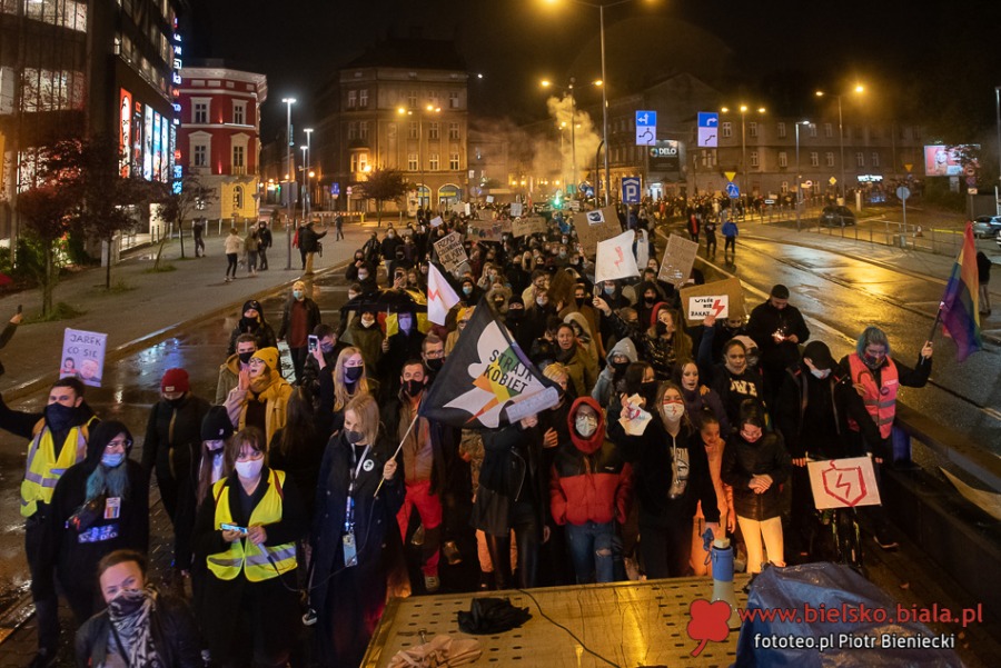 Trwa protest w Bielsku-Białej. Manifestacja w strugach deszczu ZDJĘCIA