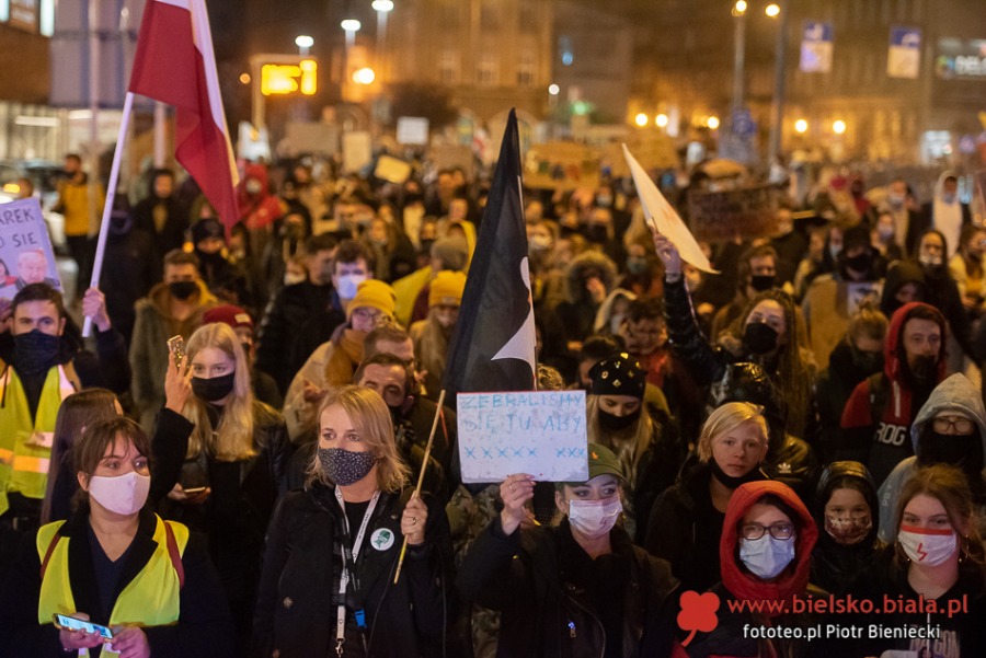 Trwa protest w Bielsku-Białej. Manifestacja w strugach deszczu ZDJĘCIA