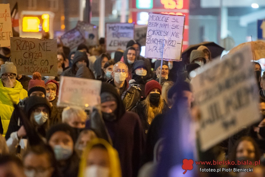 Trwa protest w Bielsku-Białej. Manifestacja w strugach deszczu ZDJĘCIA