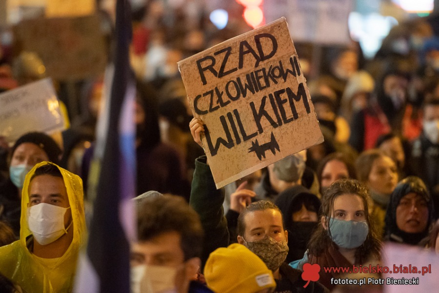 Trwa protest w Bielsku-Białej. Manifestacja w strugach deszczu ZDJĘCIA
