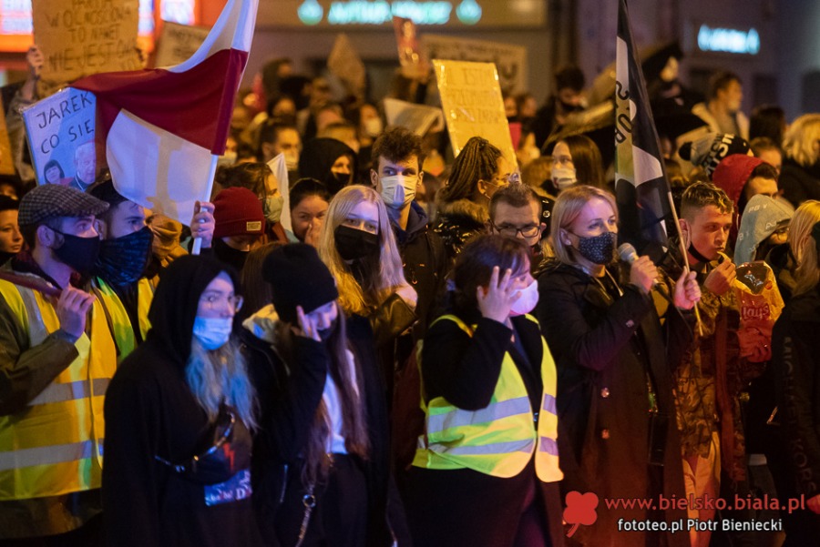 Trwa protest w Bielsku-Białej. Manifestacja w strugach deszczu ZDJĘCIA