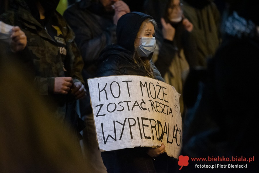 Trwa protest w Bielsku-Białej. Manifestacja w strugach deszczu ZDJĘCIA