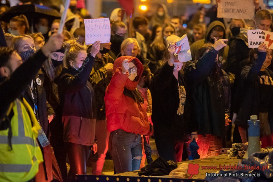 Trwa protest w Bielsku-Białej. Manifestacja w strugach deszczu ZDJĘCIA