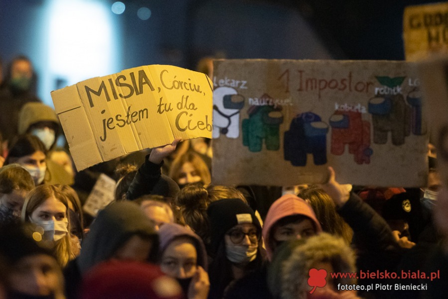 Trwa protest w Bielsku-Białej. Manifestacja w strugach deszczu ZDJĘCIA