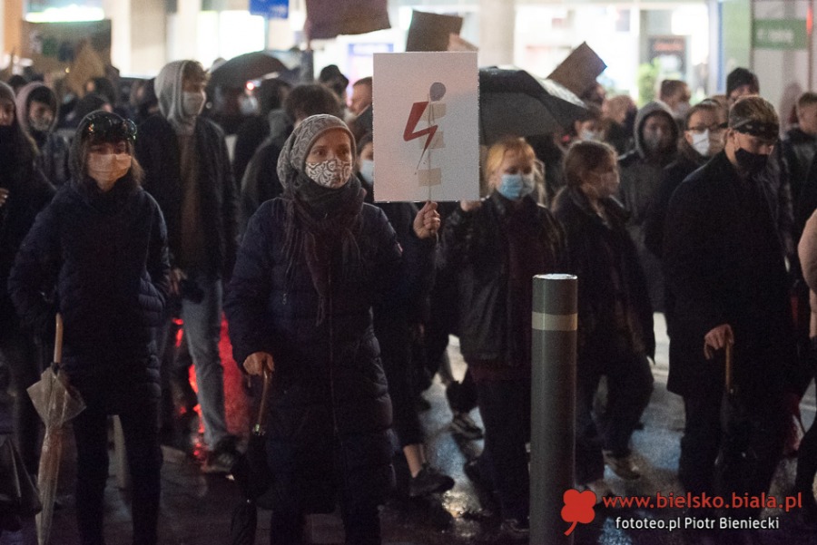 Trwa protest w Bielsku-Białej. Manifestacja w strugach deszczu ZDJĘCIA