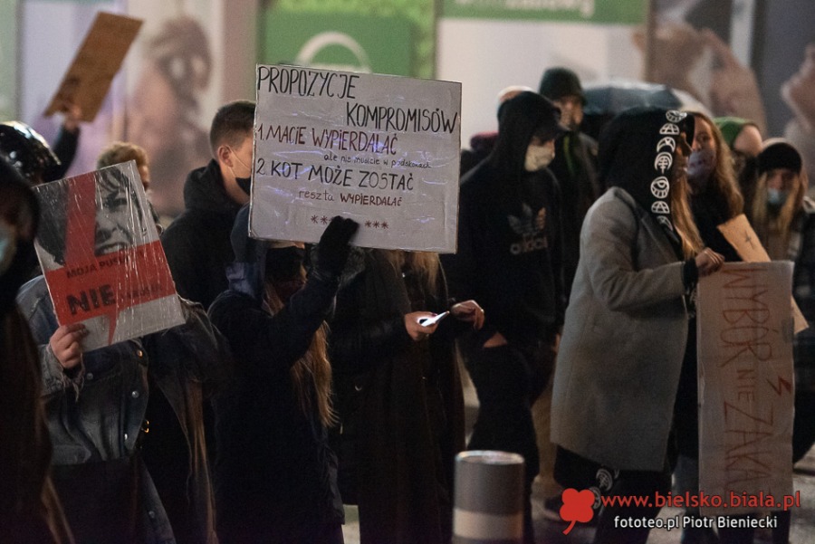 Trwa protest w Bielsku-Białej. Manifestacja w strugach deszczu ZDJĘCIA