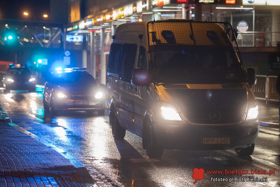 Trwa protest w Bielsku-Białej. Manifestacja w strugach deszczu ZDJĘCIA