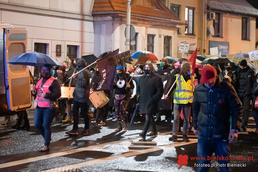 Ósmy dzień protestu w Bielsku-Białej. Ludzie są zdesperowani ZDJĘCIA