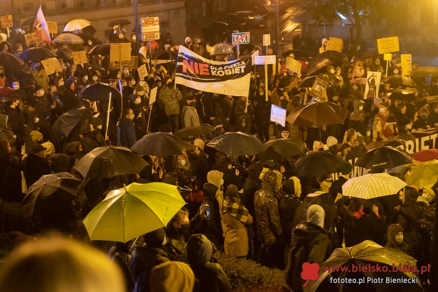 Ósmy dzień protestu w Bielsku-Białej. Ludzie są zdesperowani ZDJĘCIA