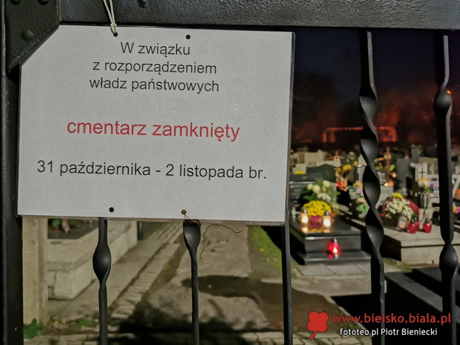 Mimo zakazu wstępu na cmentarze. Na grobach płoną tysiące zniczy ZDJĘCIA