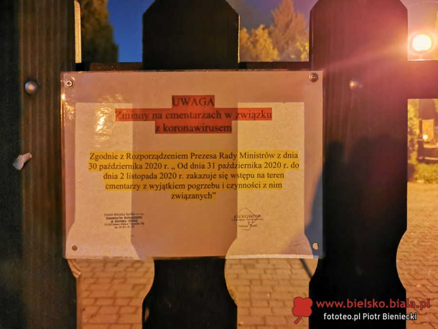 Mimo zakazu wstępu na cmentarze. Na grobach płoną tysiące zniczy ZDJĘCIA