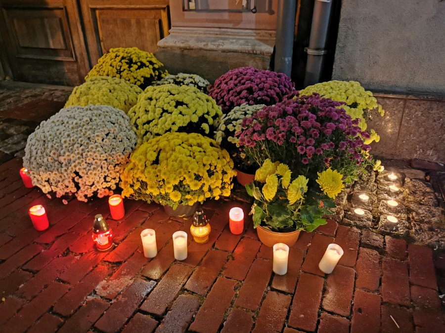 Protestujący wrócili na plac Ratuszowy. "Pozbawiacie nas praw!" ZDJĘCIA