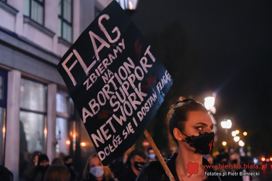 Protestujący wrócili na plac Ratuszowy. "Pozbawiacie nas praw!" ZDJĘCIA