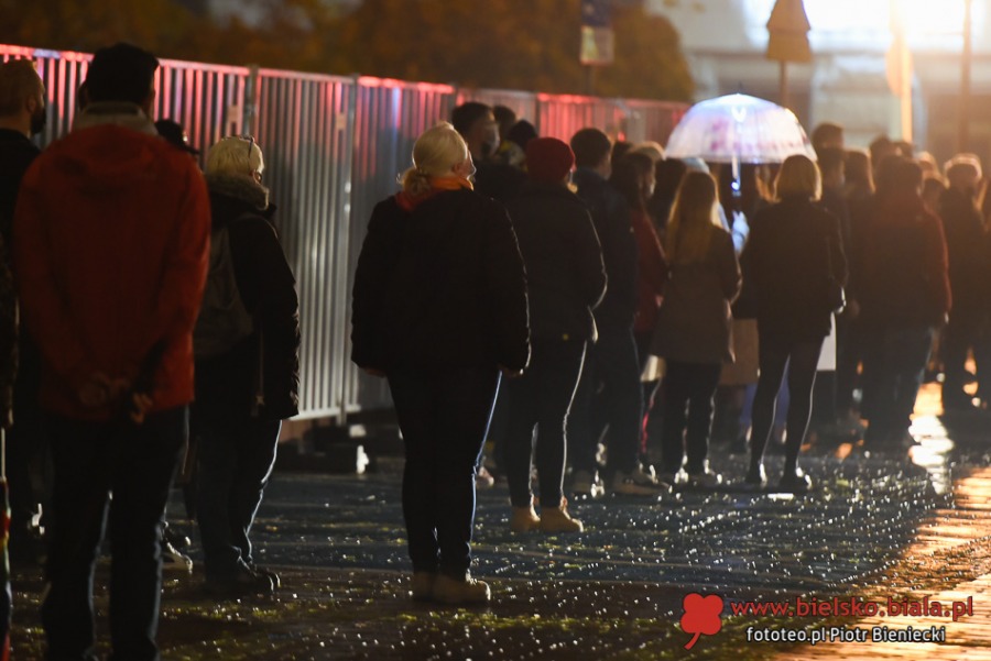Protestujący wrócili na plac Ratuszowy. "Pozbawiacie nas praw!" ZDJĘCIA