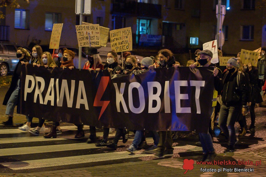 Protestujący wrócili na plac Ratuszowy. "Pozbawiacie nas praw!" ZDJĘCIA
