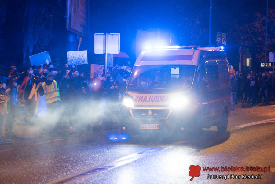 Protestujący wrócili na plac Ratuszowy. "Pozbawiacie nas praw!" ZDJĘCIA