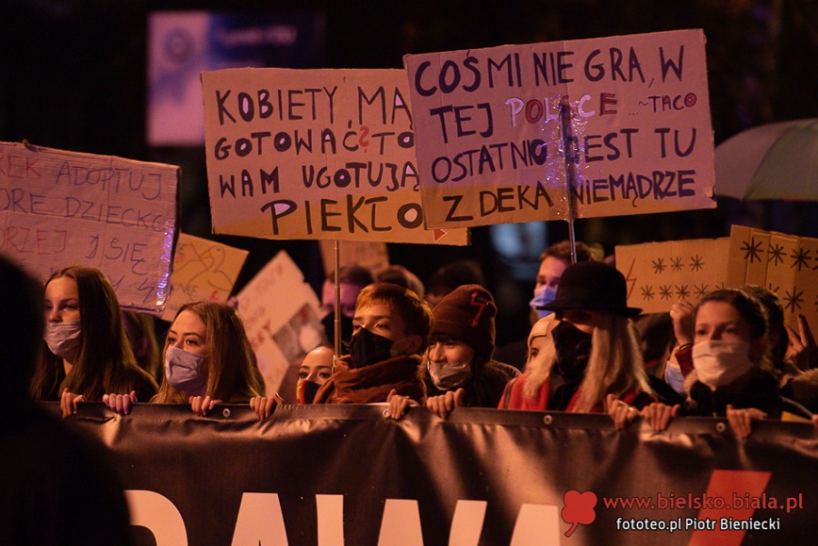 Protestujący wrócili na plac Ratuszowy. "Pozbawiacie nas praw!" ZDJĘCIA